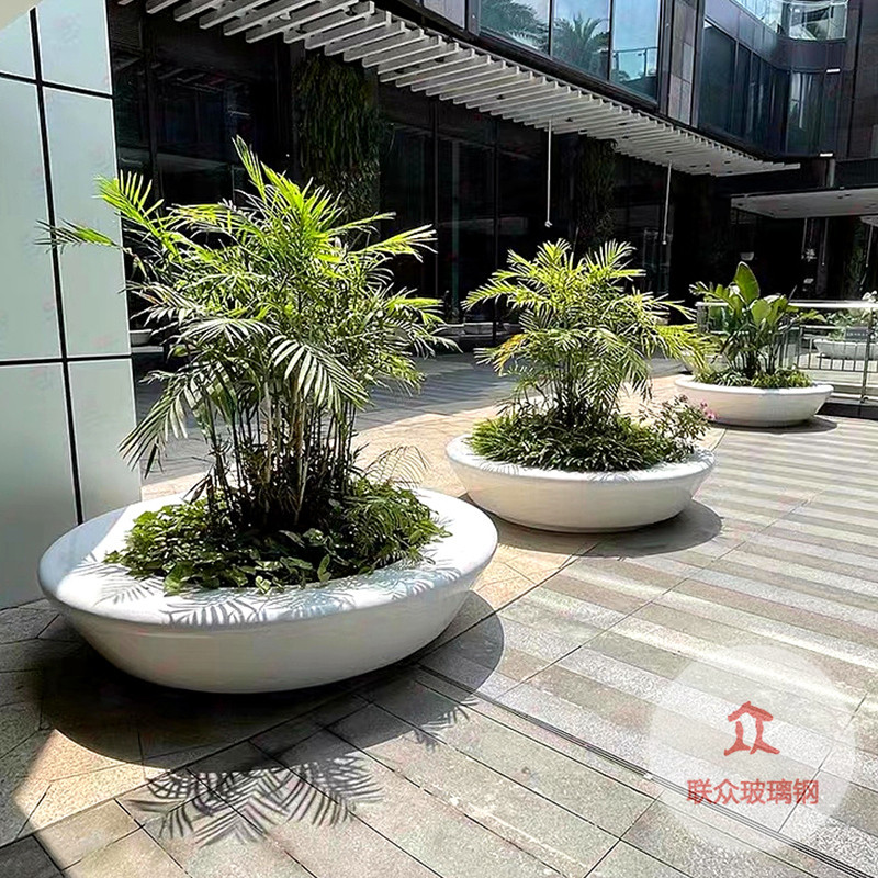 仿木玻璃鋼花箱種上綠植讓湖南邵陽商場(chǎng)春意盎然